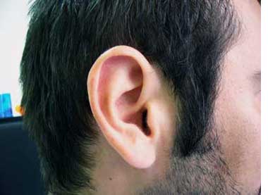 Poškození sluchu rizika - foto ucho muž