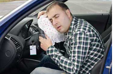 Únava za volantem - foto spánek za volantem muž